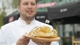 Jacek Ochal, szef kuchni La dolce Pera: - Region Emilia to raj dla miłośników dobrej kuchni. Stąd pochodzi wiele specjalności, które stały się znane na całym świecie. Wyjątkową specjalnością jest Gnocco Fritto. To pyszne wytrawne „faworki”, które podaje się zamiast chleba
