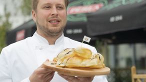 Jacek Ochal, szef kuchni La dolce Pera: - Region Emilia to raj dla miłośników dobrej kuchni. Stąd pochodzi wiele specjalności, które stały się znane na całym świecie. Wyjątkową specjalnością jest Gnocco Fritto. To pyszne wytrawne „faworki”, które podaje się zamiast chleba
