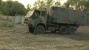 Szykują alternatywny rurociąg w Warszawie. Żołnierze rozpoczęli budowę mostu pontonowego