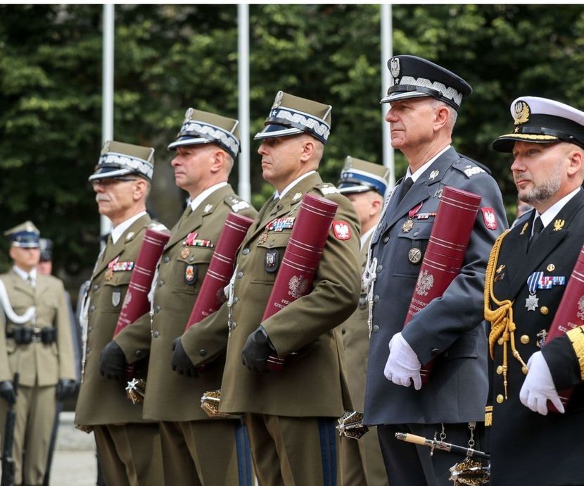 Gen. Artur Jakubczyk (w środku) podczas czwartkowych uroczystości w Katowicach
