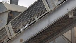 Wypadek przy pracy w betoniarni. Taśmociąg oderwał mężczyźnie rękę