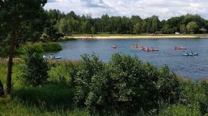 Kajakarze płynący Wieprzem z Obroczy, po około dwóch godzinach dopływają do Zwierzyńca, właśnie do Rudki

