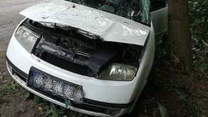 18-latka rozbiła auto na drzewie. Razem z siostrą trafiły do szpitala