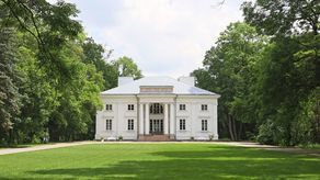 Otwarcie pałacu nastąpiło w 2013 roku. Obiekt ma 10 pokoi hotelowych, okala go 9-hektarowy ogród wraz ze stawem. Od 2015 roku przy pałacu działa Manufaktura Cieleśnica