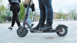 W Zamościu wypożyczysz hulajnogę elektryczną. Nie na minuty, ale na doby