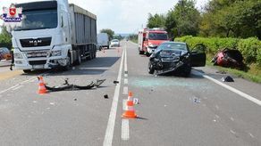 Zderzenie dwóch aut i ciężarówki. Dwie osoby w szpitalu