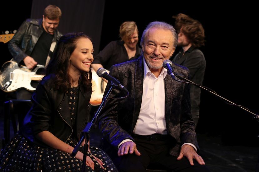 W maju został wydany utwór „Serca nie gasną”, który Karel Gott zaśpiewał wraz ze swoją córką Charlotte 