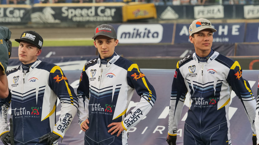 Wiktor Lampart (w środku) i Wiktor Trofimow (z prawej) stanęli na drugim stopniu podium Młodzieżowych Mistrzostw Polski Par Klubowych w Gorzowie Wielkopolskim