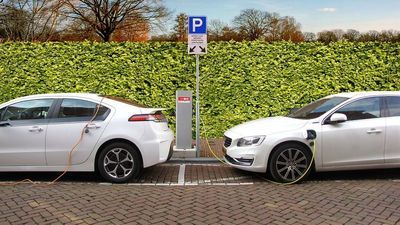 Stacja ładowania samochodów elektrycznych. Zdjęcie ilustracyjne