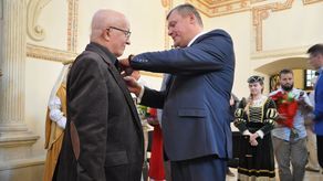 Krzysztof Obst z Zamojskiego Domu Kultury założył zespół muzyki dawnej 36 lat temu. Na zdjęciu: dekoracja założyciela Złotym Krzyżem Zasługi