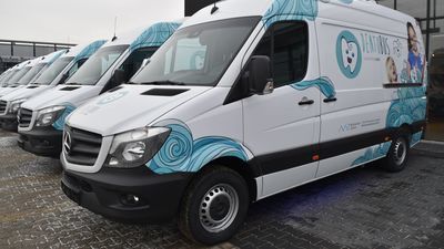 W 2018 r. każde województwo dostało po jednym takim pojeździe. Chodzi o dotarcie do miejscowości, w których nie ma szkolnych gabinetów i dostęp do leczenia stomatologicznego jest utrudnionyfot. 