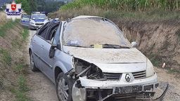 Po dachowaniu samochodu trafili do aresztu. Oboje nie przyznają się do kierowania