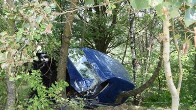 Volkswagen uderzył w drzewa. Kierowca zginął na miejscu