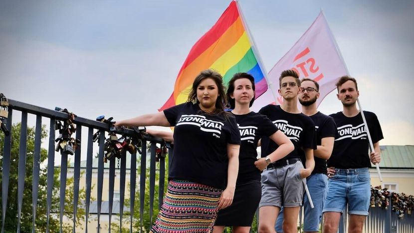 Grupa Stonewall działa na terenie Wielkopolski. Zrzesza osoby, które popierają postulaty równouprawnienia par osób tej samej płci oraz walczą z dyskryminacją i przemocą<br />
