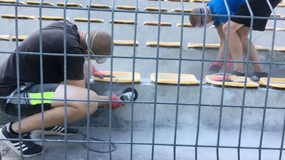 Piłkarze i kibice remontują trybuny