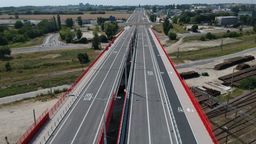 Inspektorzy oczekują wyjaśnienia przyczyny odchylenia ścian względem projektu. Takie odchylenia sięgają, jak wynika z korespondencji, nawet 10 cm. Więcej zdjęć poniżej