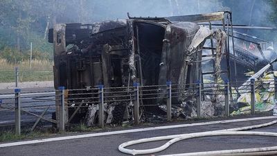 Pożar ciężarówki na S19. Kierowca był w szoku, chciał wsiąść do płonącego pojazdu