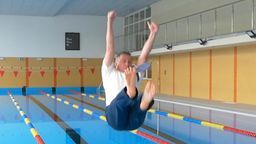 Burmistrz wskoczył do basenu w ubraniu, sanepid bada wodę. "Nie spodziewałem się, że to wywoła taką aferę"