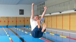 Burmistrz wskoczył do basenu w ubraniu, sanepid bada wodę. "Nie spodziewałem się, że to wywoła taką aferę"