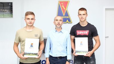 Od lewej: Bartosz Rymek, prezes Motoru Lublin Paweł Majka oraz Konrad Gruszkowski