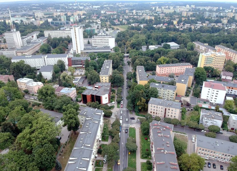 Obecnie jezdnia ul. Sowińskiego ma trzy pasy ruchu. Budowa czwartego wymagałaby poszerzenia jezdni, co wiązałoby się z wycinką drzew
