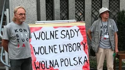 Baner z napisem "konstytucja" na pomniku Kaczyńskich. Działacze KOD chcą odszkodowania od policji