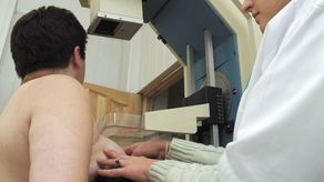 Leki nowej generacji są szansą dla pacjentek i dają nadzieję na normalne życie. Na zdjęciu: badanie mammograficzne pozwalające wykryć wczesne stadia raka piersi