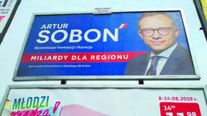 Życzą udanych wakacji, pozują na żużlu. Tak politycy chcą się przypodobać wyborcom