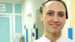 - Jest wiele korzyści z karmienia piersią zarówno dla matki, jak i dla dziecka. Dzieci karmione piersią znacznie rzadziej chorują, są mniej narażone na infekcje układu oddechowego oraz pokarmowego, a także ucha środkowego. Mleko kobiece to świetna inwestycja w dziecko - mówi dr n. med. Monika Wójtowicz-Marzec