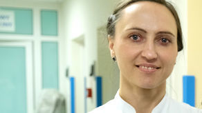 - Jest wiele korzyści z karmienia piersią zarówno dla matki, jak i dla dziecka. Dzieci karmione piersią znacznie rzadziej chorują, są mniej narażone na infekcje układu oddechowego oraz pokarmowego, a także ucha środkowego. Mleko kobiece to świetna inwestycja w dziecko - mówi dr n. med. Monika Wójtowicz-Marzec