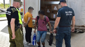 Jechali do Niemiec ukryci w naczepie ciężarówki. Wpadli na granicy z Polską [zdjęcia]