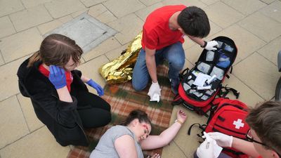 Młodzi ludzie, którzy studiują ratownictwo medyczne, wcale nie myślą o pracy w pogotowiu czy w szpitalu
