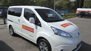 Pojazdy będą w kolorze białym, oznakowane logo Poczty Polskiej