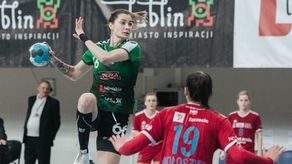 Aleksandra Rosiak (z piłką) zdobyła w Kielcach 15 bramek

