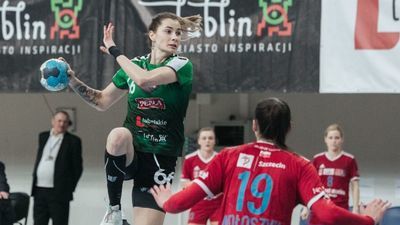 Aleksandra Rosiak (z piłką) zdobyła w Kielcach 15 bramek

