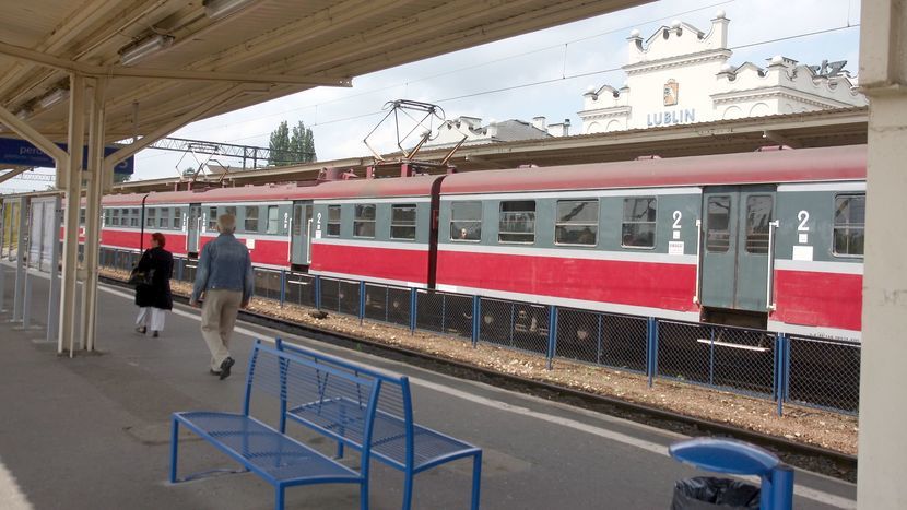 Kupowane przez marszałka pociągi mają zastąpić na torach wysłużone, kilkudziesięcioletnie EN57 