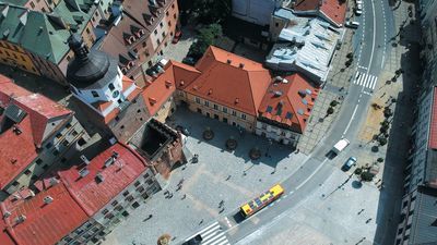 Zamiast mandatów użyją kwiatów? Rada dzielnicy chce zablokowania wjazdu przed Bramę Krakowską