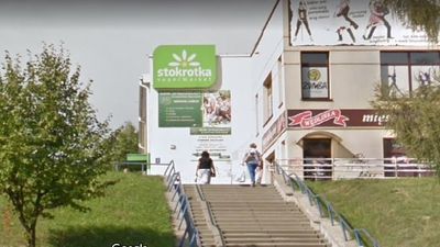 Bankomat znajduje się przy markecie Stokrotka na ulicy Herbowej 