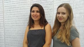 Magdalena Linkowska i Agnieszka Cieślak, kuratorki wystawy „Trzy plagi”, przy jednej z prac