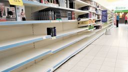 O  okazjach przypominają już tylko żółte wywieszki. Bo towarów na półkach tyle co kot napłakał
