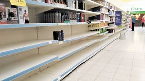 O  okazjach przypominają już tylko żółte wywieszki. Bo towarów na półkach tyle co kot napłakał
