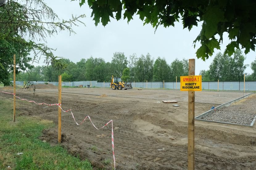 Zgodnie z projektem przy ul. Batalionów Chłopskich powstanie boisko wielofunkcyjne o sztucznej nawierzchni.