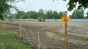 Zgodnie z projektem przy ul. Batalionów Chłopskich powstanie boisko wielofunkcyjne o sztucznej nawierzchni.