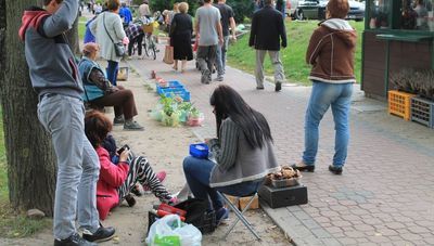 Część mieszkańców lubi robić zakupy u przydrożnych handlarzy. Inni woleliby, żeby tego rodzaju sprzedaż odbywała się w miejscach do tego wyznaczonych