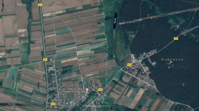 Jezioro Nury jest położone na północ od Gołębia