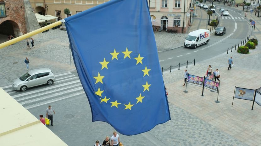 Na lubelskim Ratuszu obok polskiej powiewa flaga unijna. W Puławach tak nie będzie 