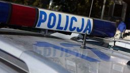 Dachowanie samochodu na rondzie przy alei Mazowieckiego