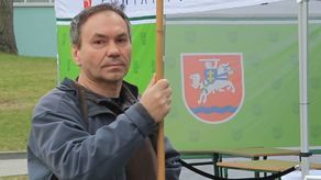 Bogdan Ambrożkiewicz to stały bywalec antyrządowych pikiet i demonstracji organizowanych w Puławach. Jego zdaniem brak unijnej flagi przy Urzędzie Miasta jest niezrozumiały