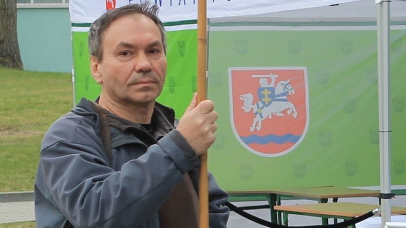 Bogdan Ambrożkiewicz to stały bywalec antyrządowych pikiet i demonstracji organizowanych w Puławach. Jego zdaniem brak unijnej flagi przy Urzędzie Miasta jest niezrozumiały