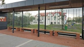 Dzięki pionowym paskom ptaki powinny bezpiecznie omijać nową wiatę przy ul. Peowiaków w Zamościu